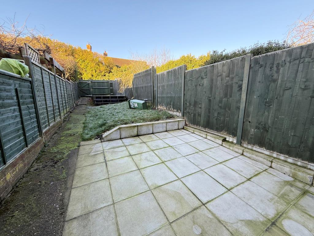 Lot: 67 - HOUSE IN NEED OF IMPROVEMENT - Garden to rear